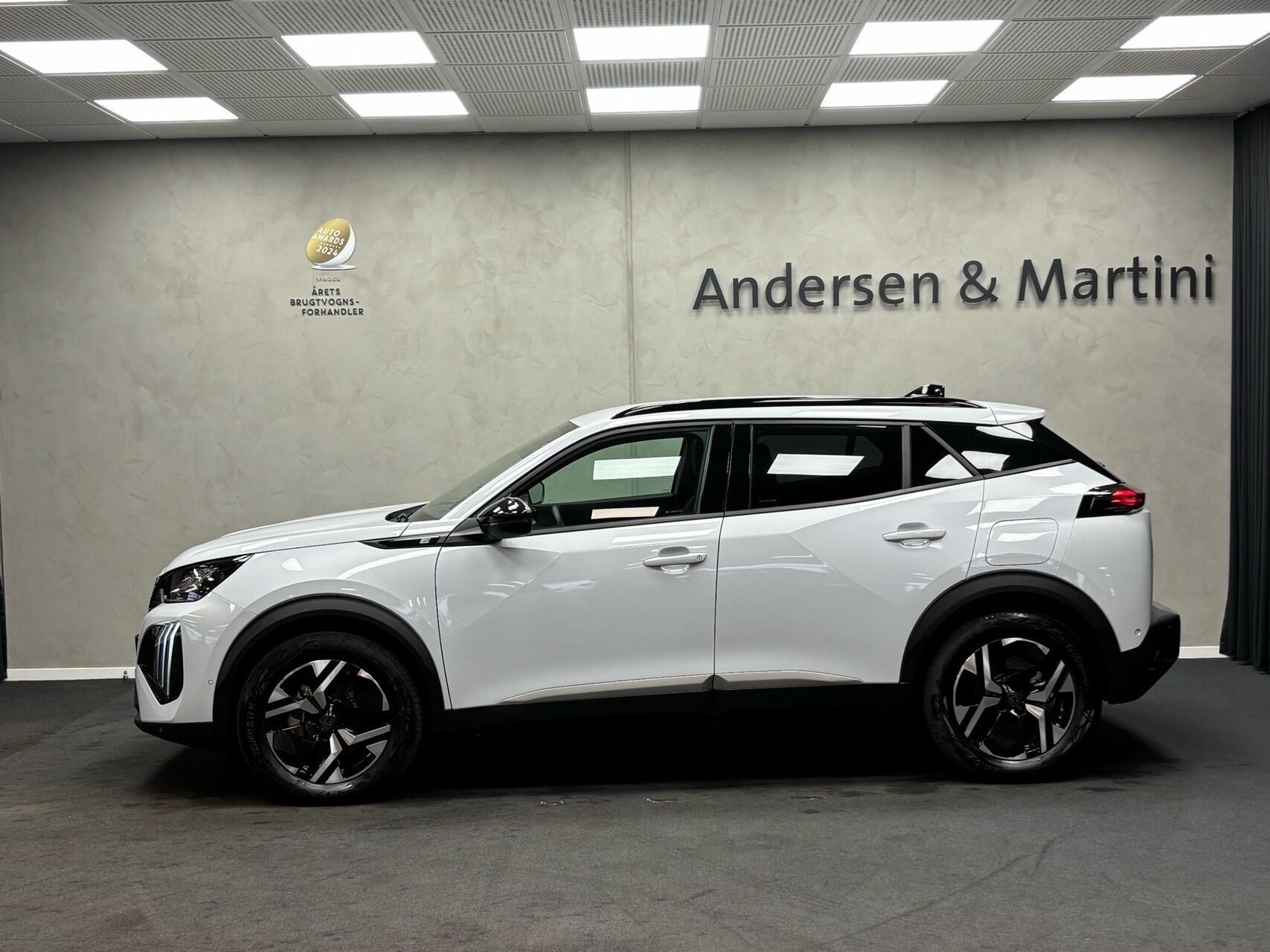 Hvid Peugeot e-2008 fra 2025