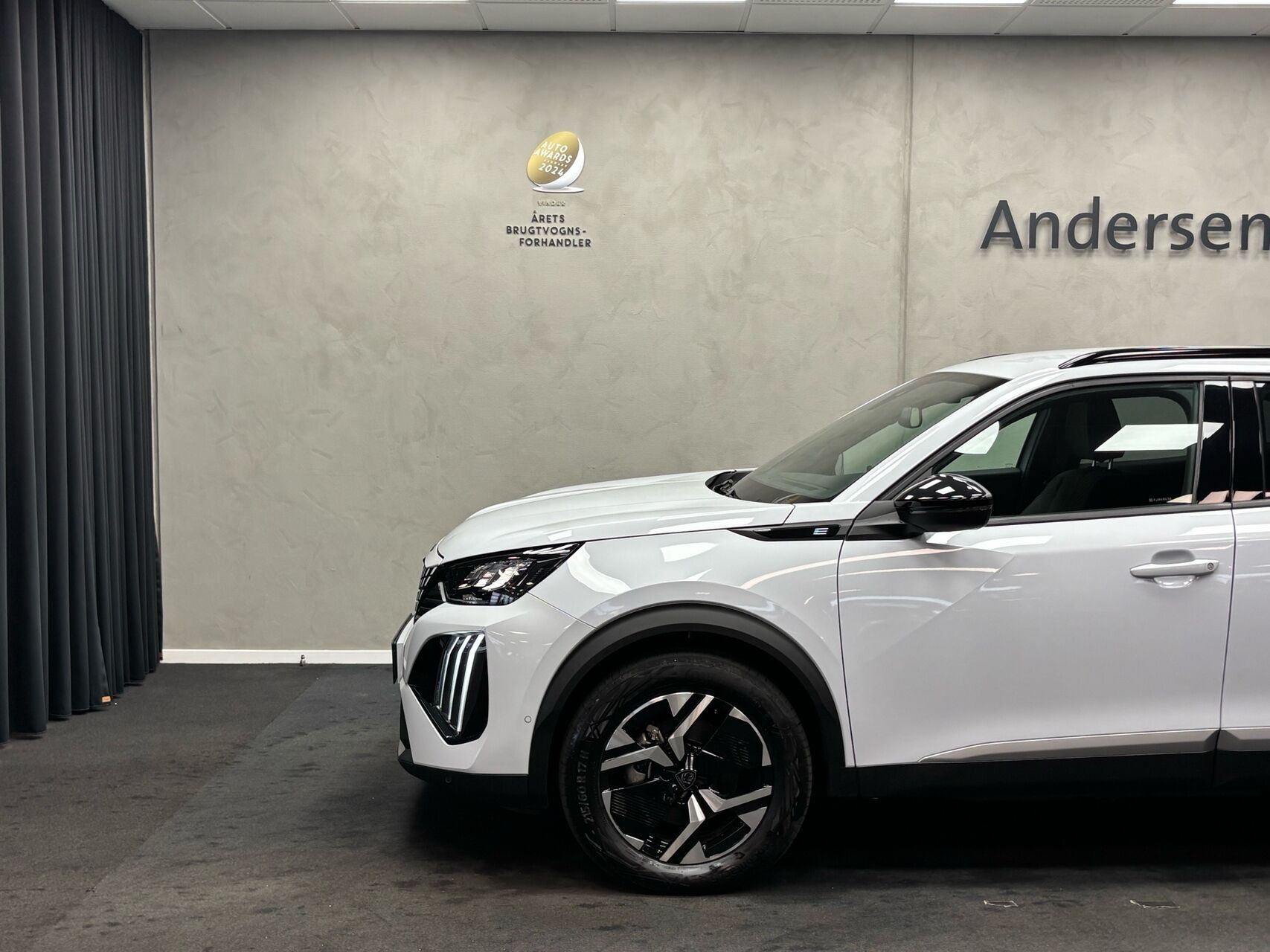 Hvid Peugeot e-2008 fra 2025