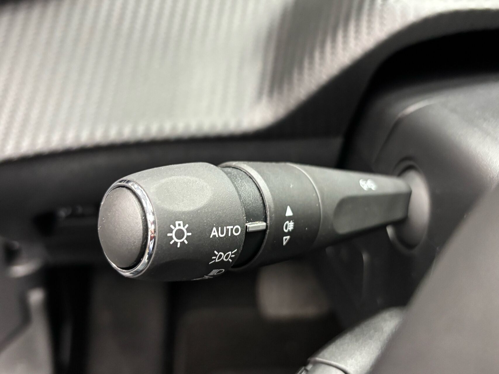 Hvid Peugeot e-2008 fra 2025