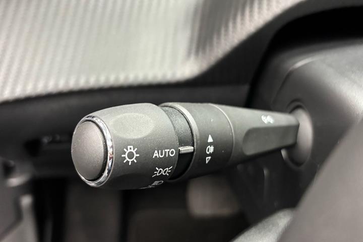Hvid Peugeot e-2008 fra 2025