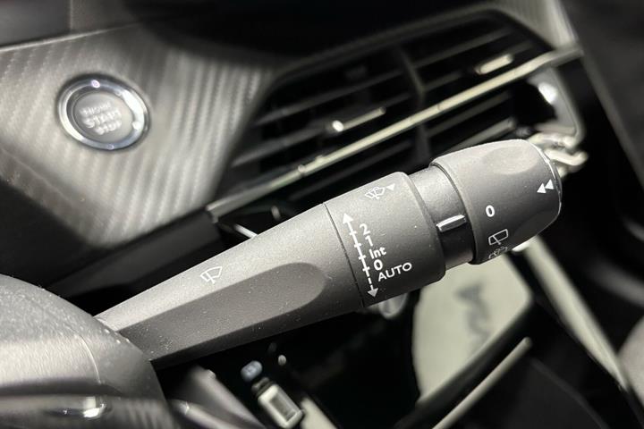 Hvid Peugeot e-2008 fra 2025