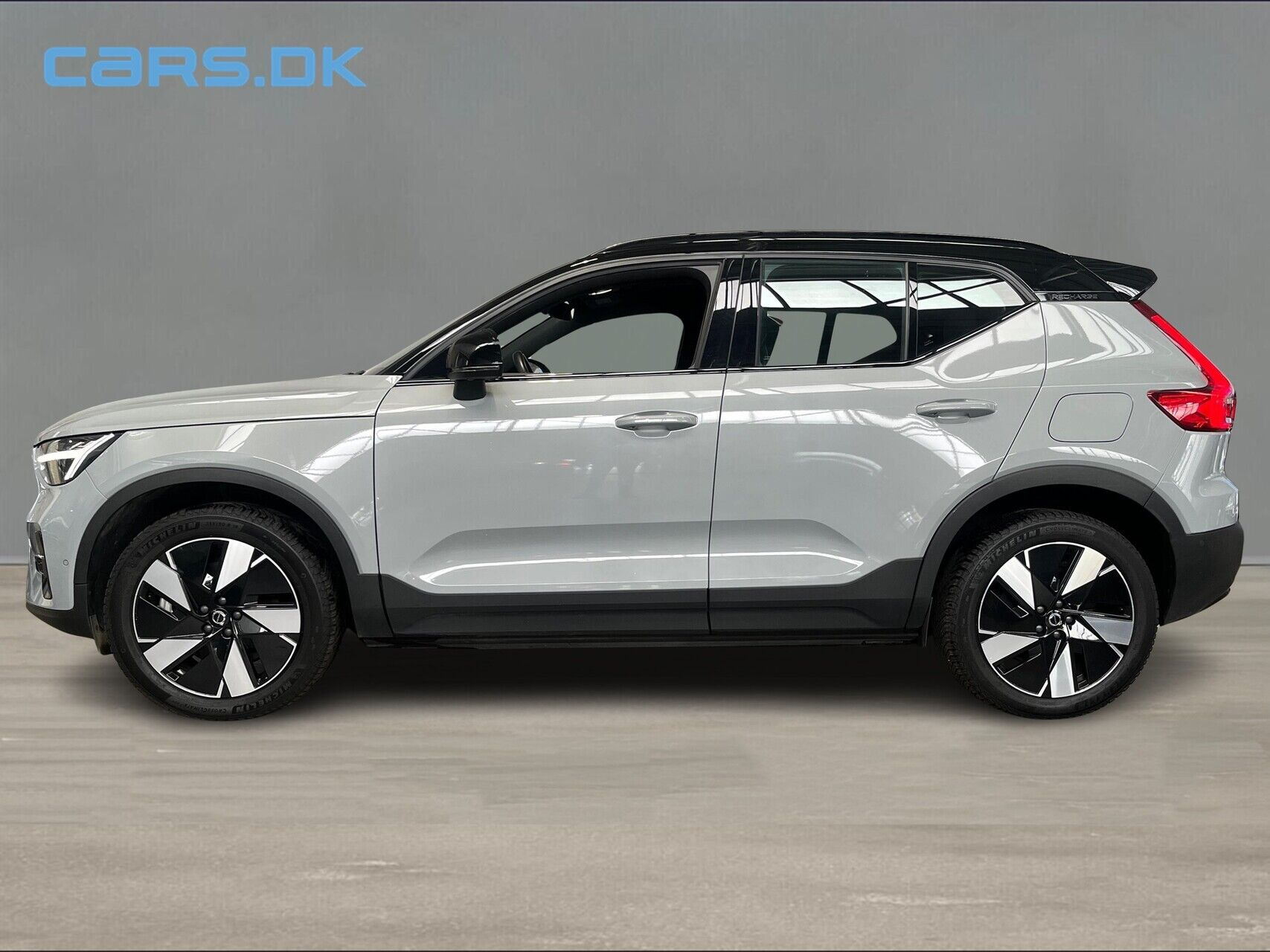 Grå Volvo XC40 fra 2023