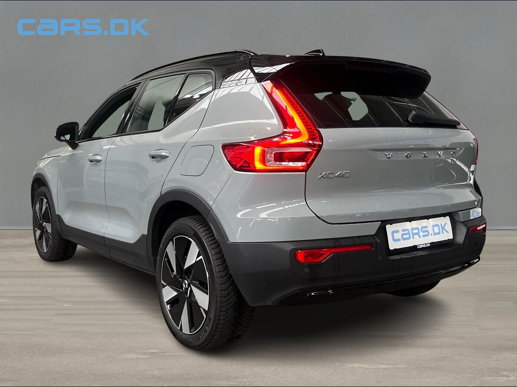Grå Volvo XC40 fra 2023