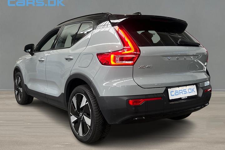 Grå Volvo XC40 fra 2023