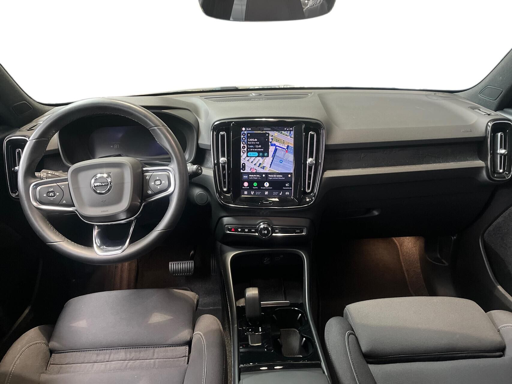 Grå Volvo XC40 fra 2023