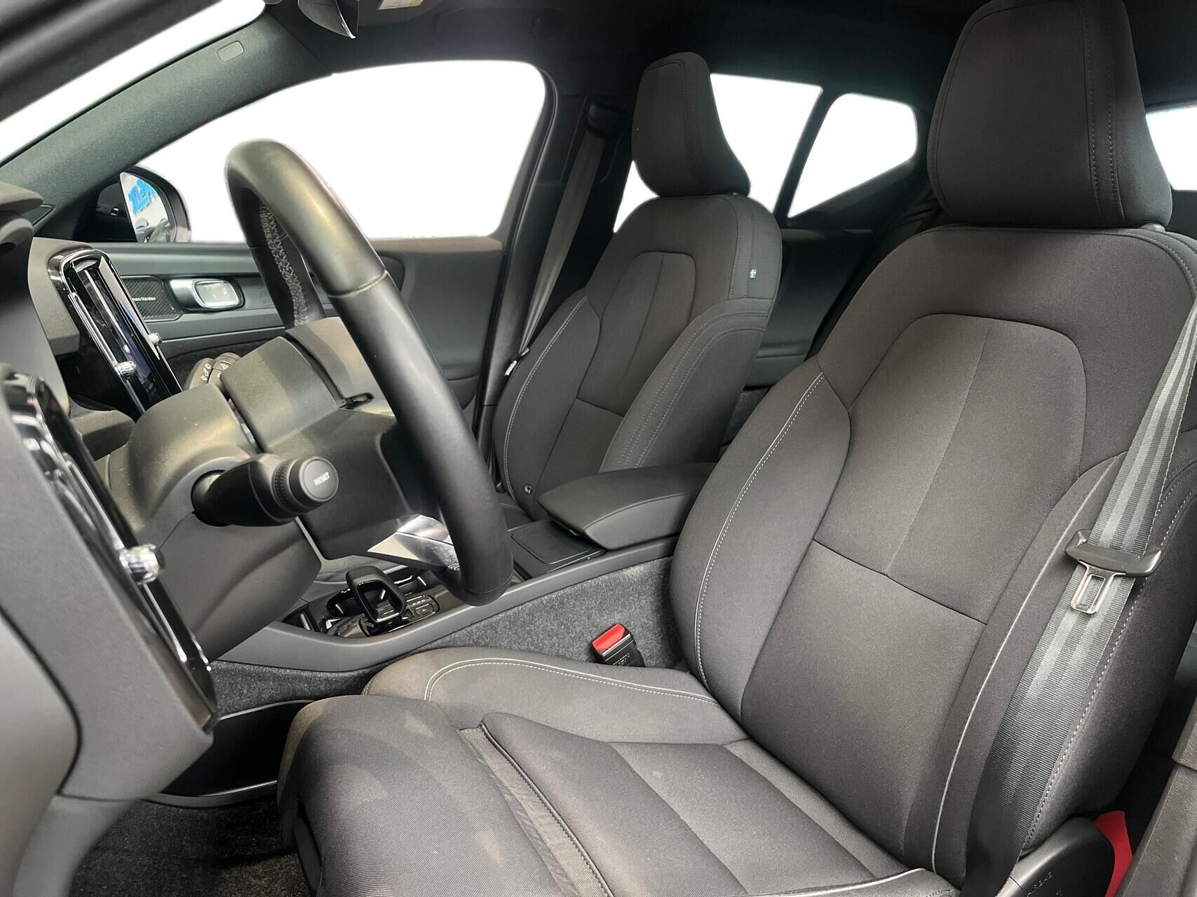 Grå Volvo XC40 fra 2023