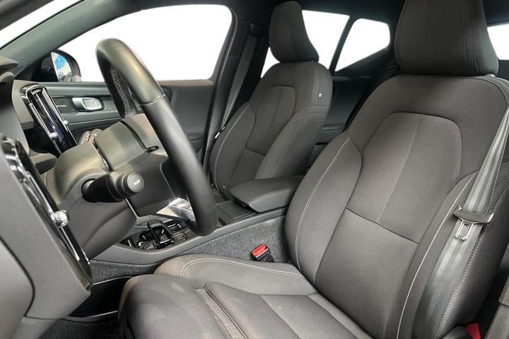 Grå Volvo XC40 fra 2023