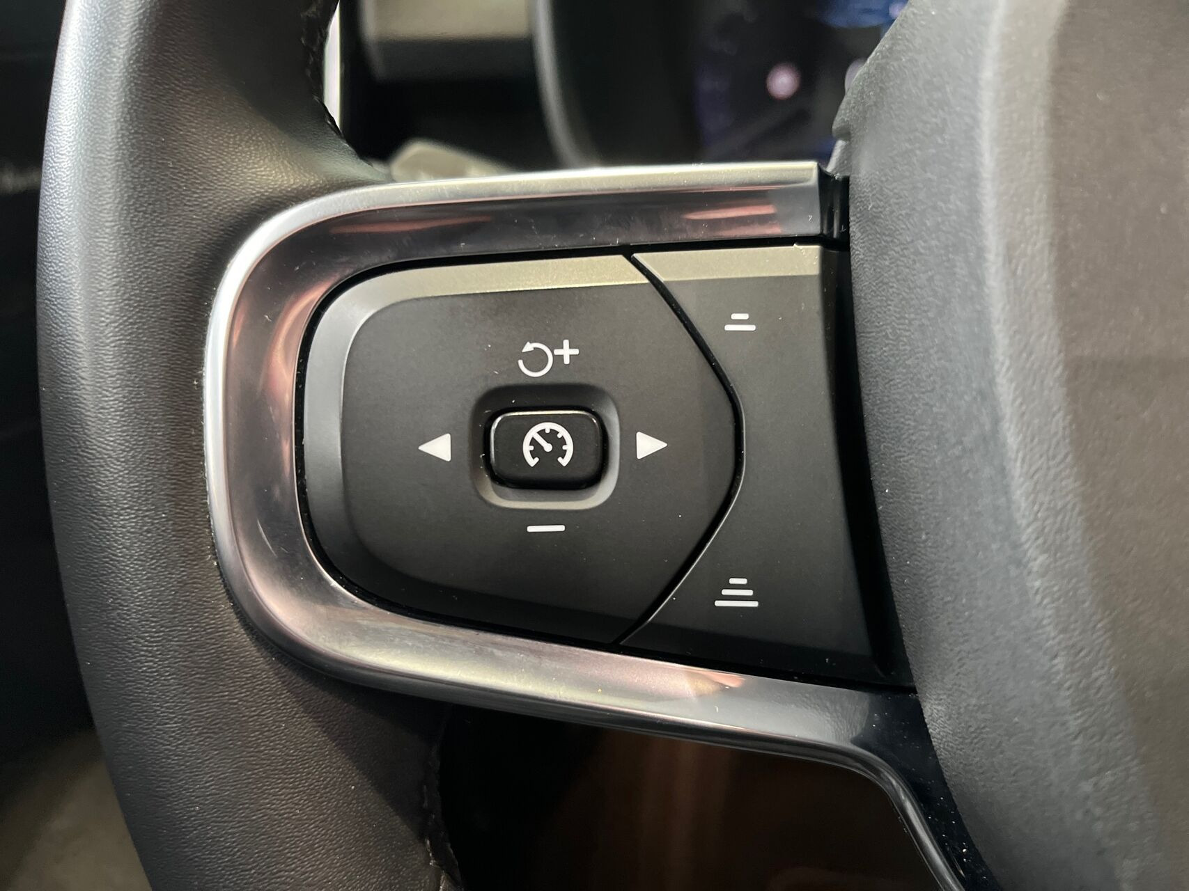 Grå Volvo XC40 fra 2023