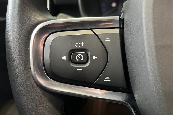 Grå Volvo XC40 fra 2023