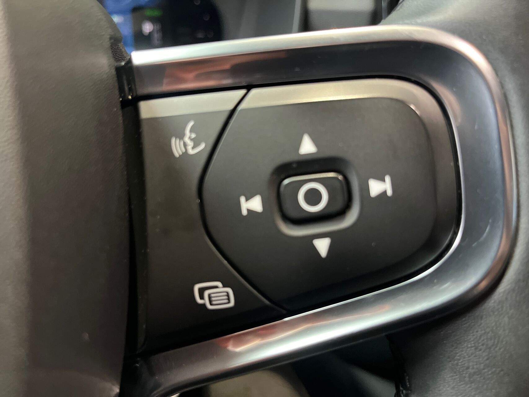 Grå Volvo XC40 fra 2023