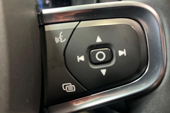 Grå Volvo XC40 fra 2023