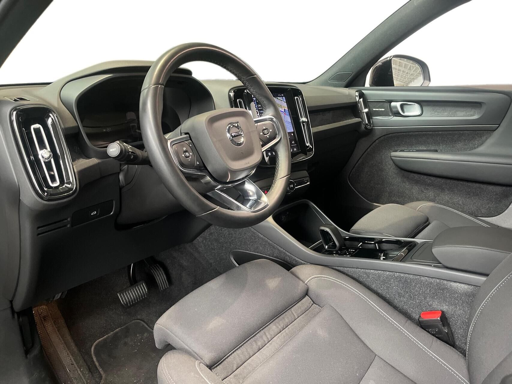 Grå Volvo XC40 fra 2023
