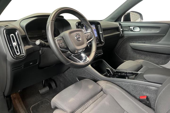 Grå Volvo XC40 fra 2023