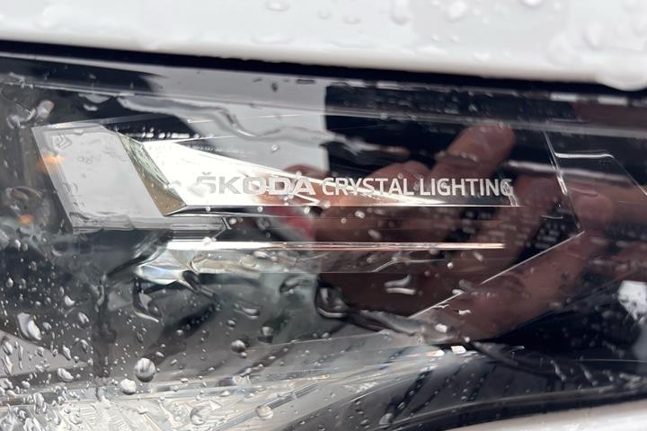 Hvid Skoda Enyaq fra 2022