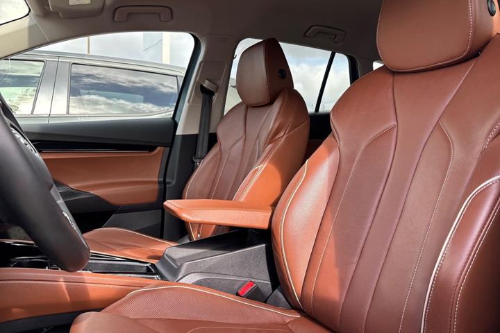 Grå Skoda Enyaq fra 2021