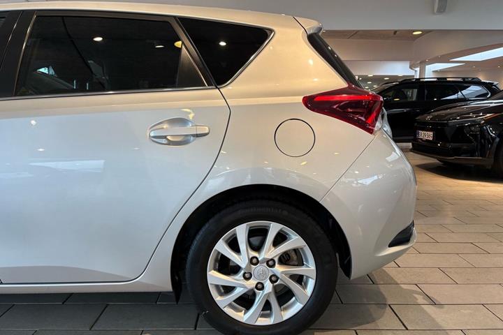 Sølv Toyota Auris fra 2017