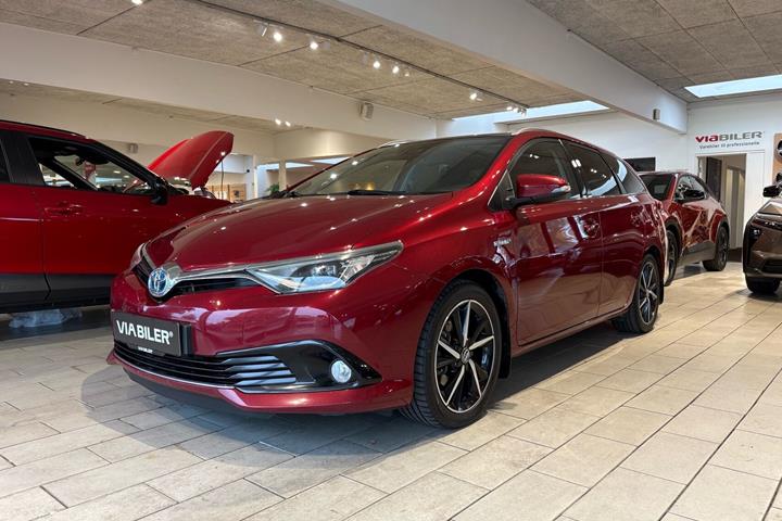 Rød Toyota Auris fra 2017