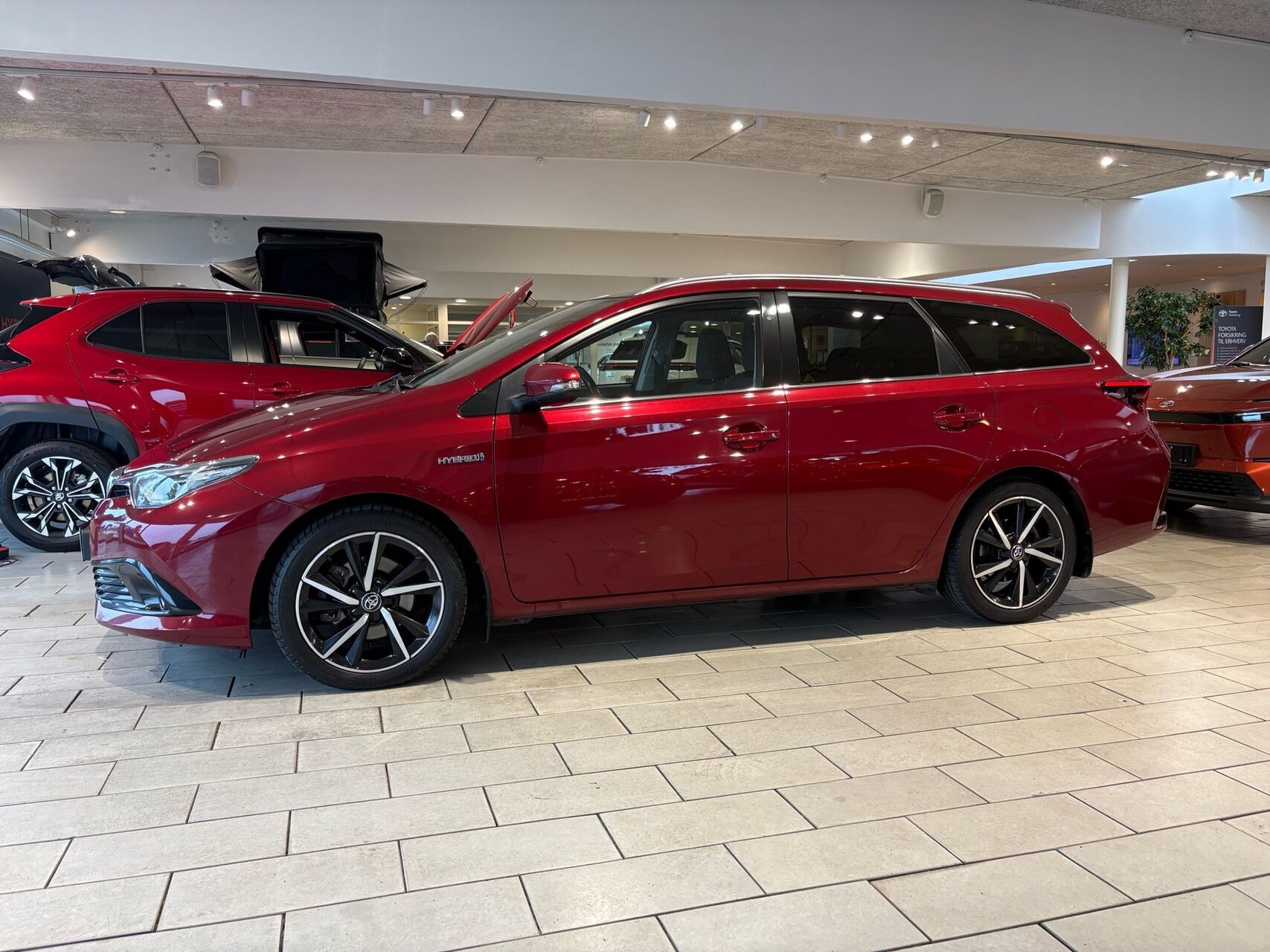 Rød Toyota Auris fra 2017