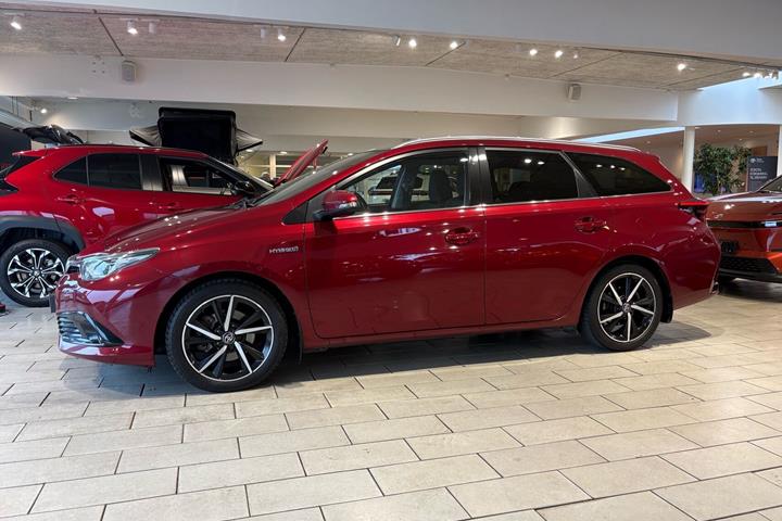 Rød Toyota Auris fra 2017