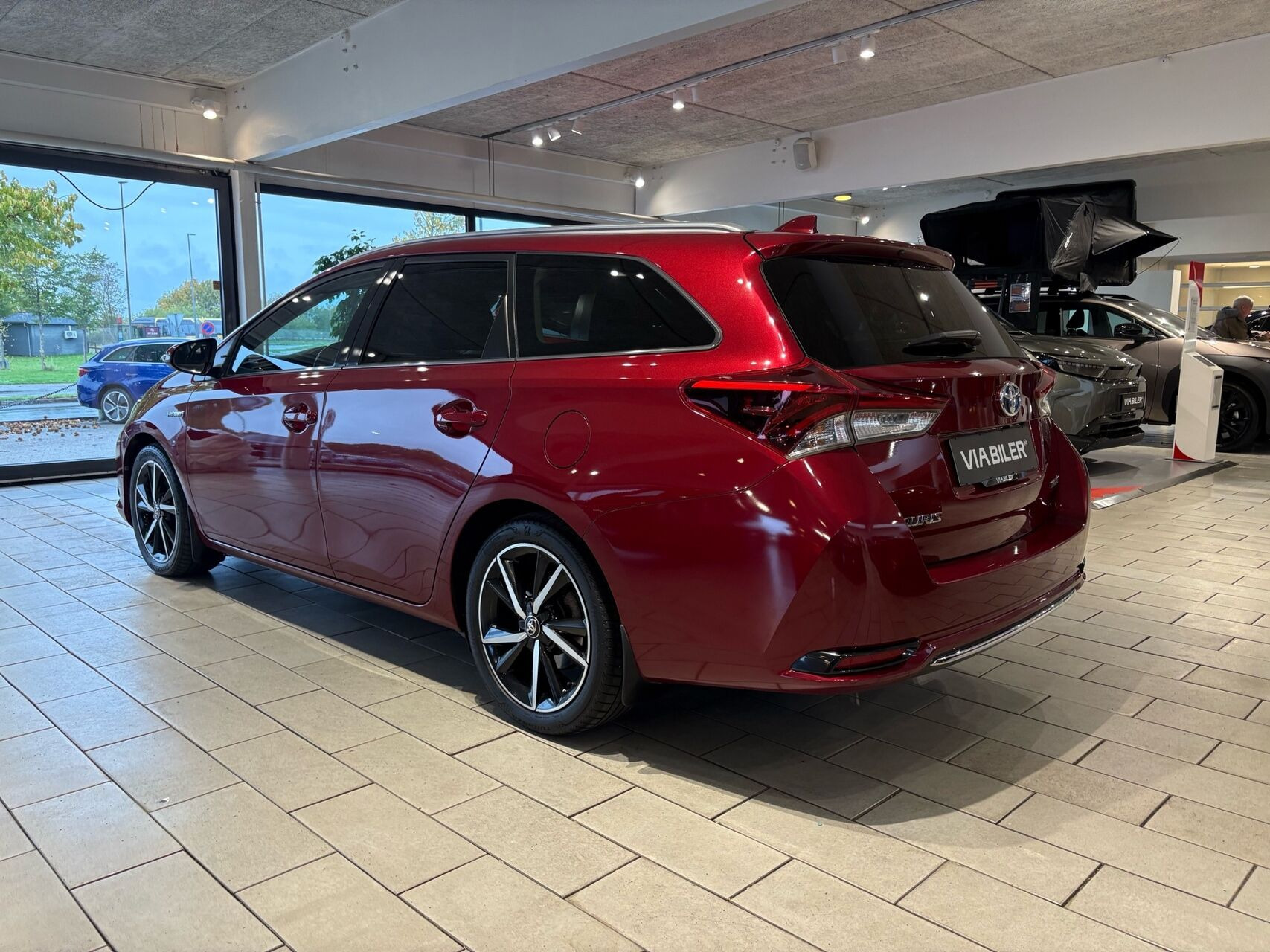 Rød Toyota Auris fra 2017