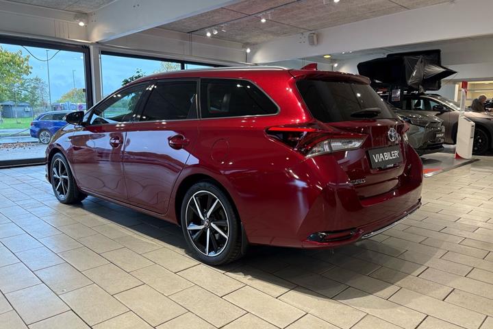 Rød Toyota Auris fra 2017