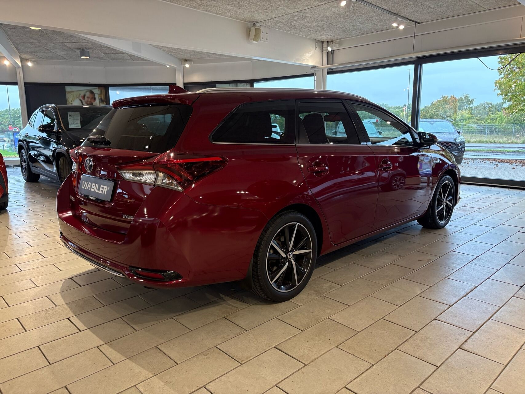 Rød Toyota Auris fra 2017