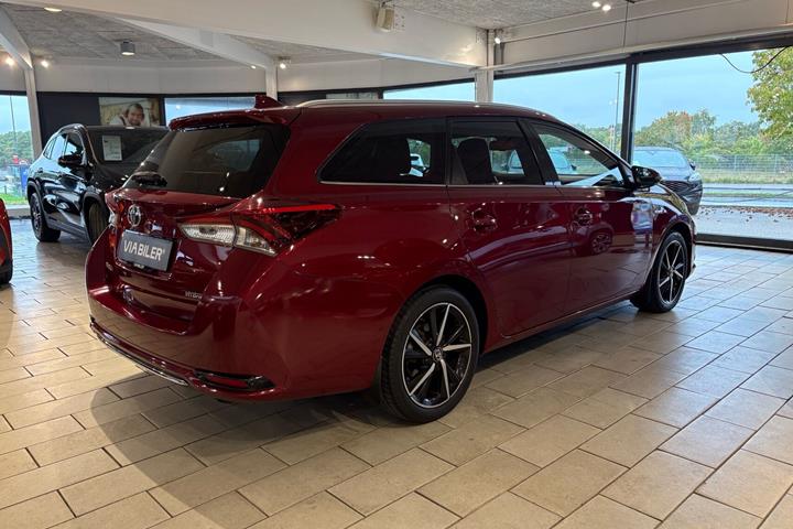 Rød Toyota Auris fra 2017