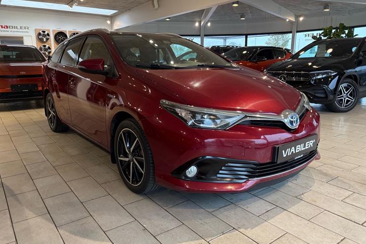 Rød Toyota Auris fra 2017