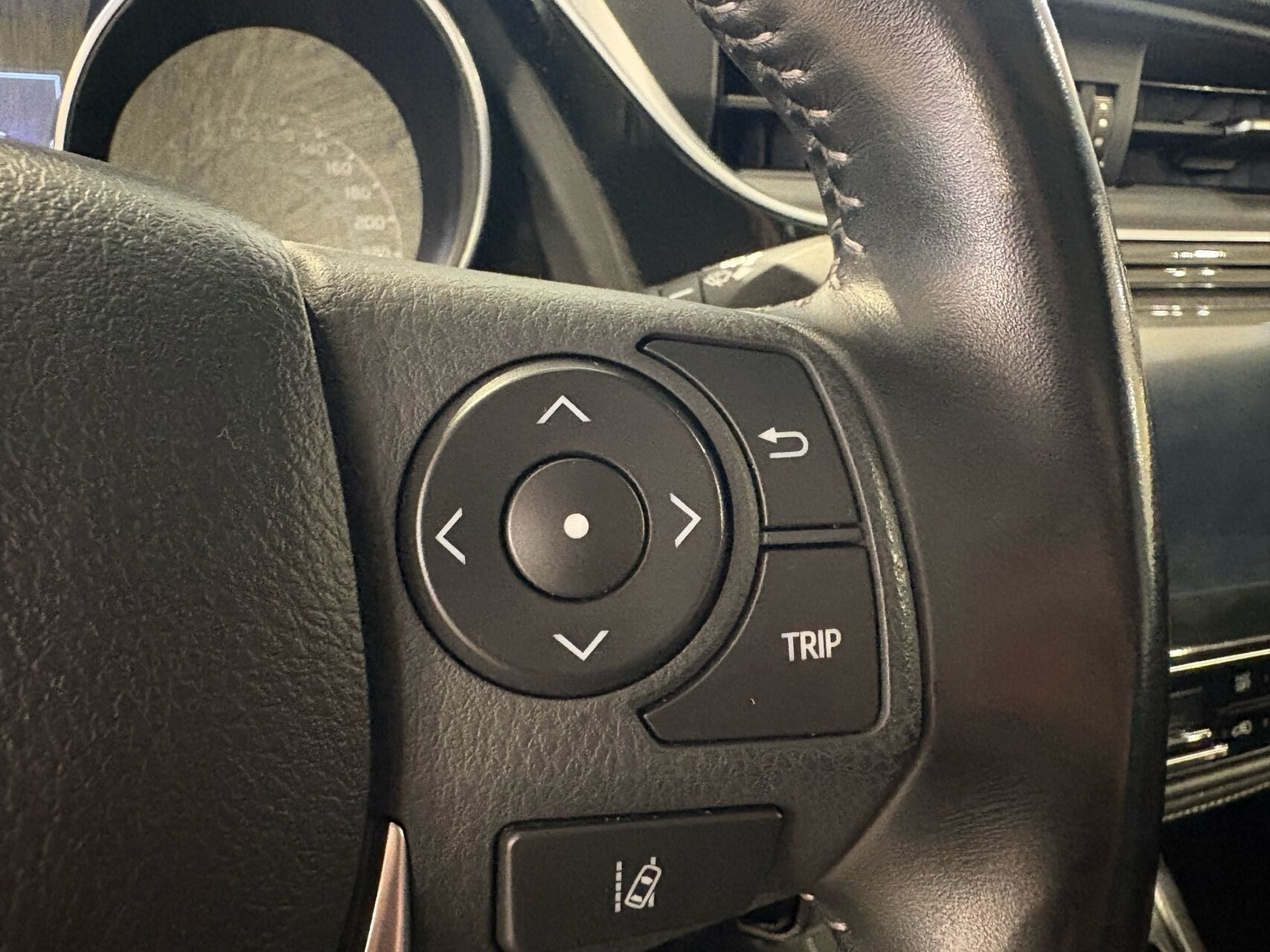 Rød Toyota Auris fra 2017