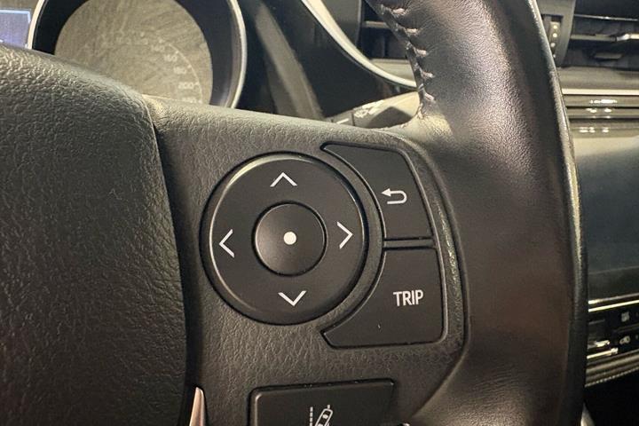 Rød Toyota Auris fra 2017
