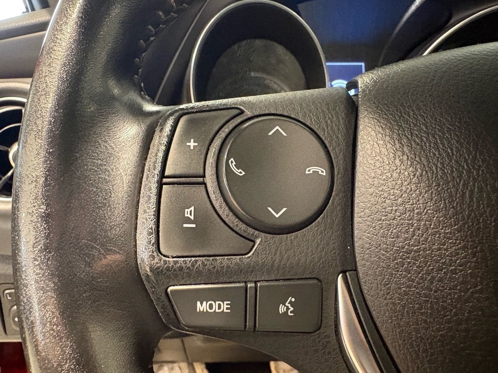 Rød Toyota Auris fra 2017