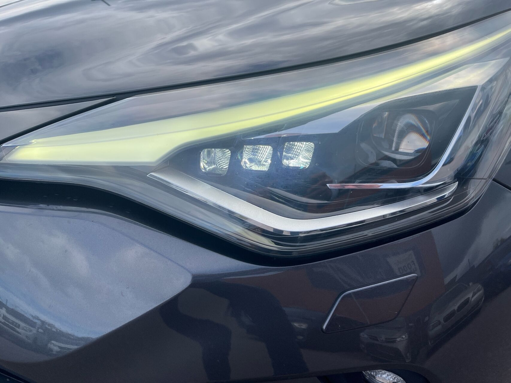 Grå Toyota C-HR fra 2021