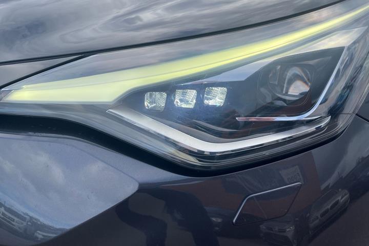 Grå Toyota C-HR fra 2021