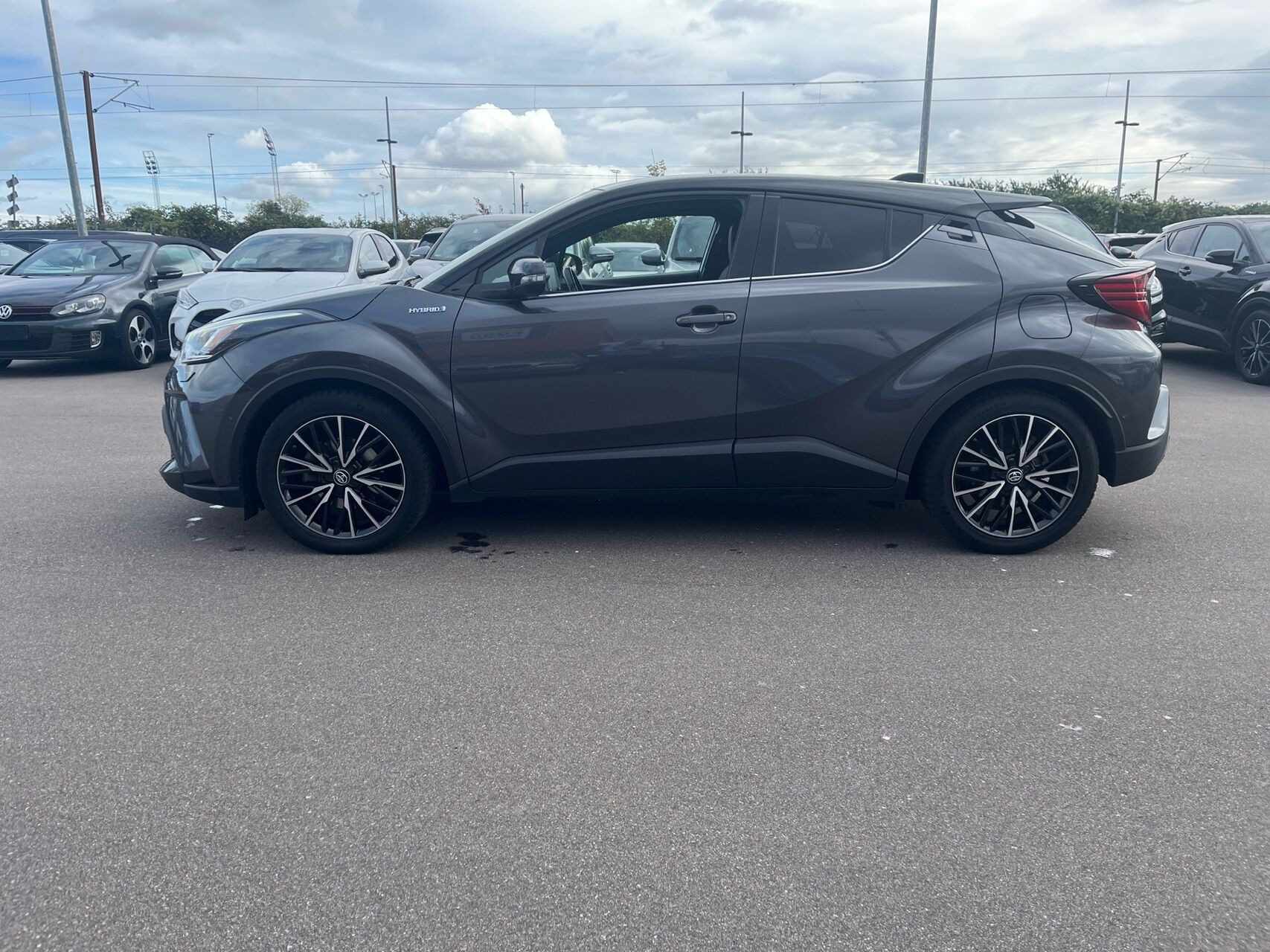 Grå Toyota C-HR fra 2021