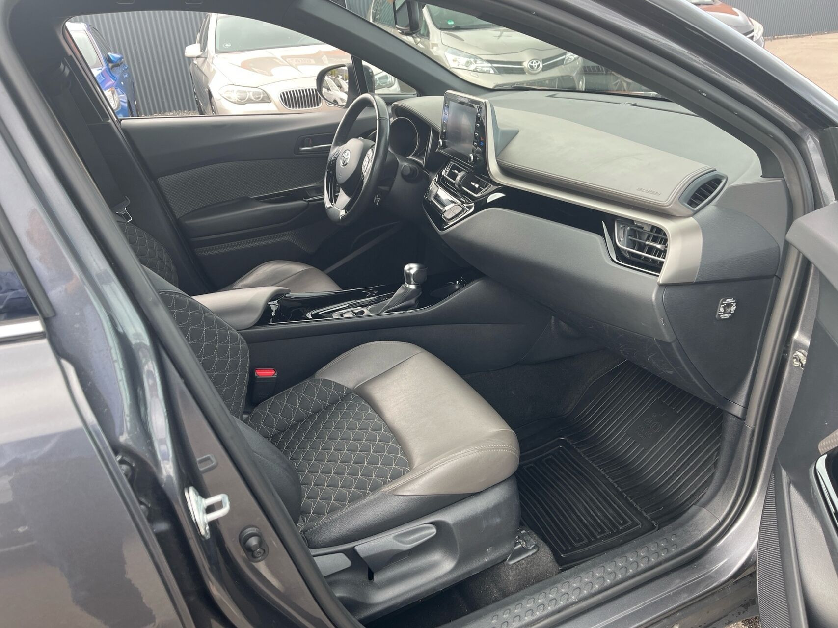 Grå Toyota C-HR fra 2021