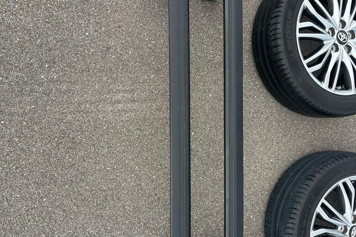Grå Toyota C-HR fra 2021