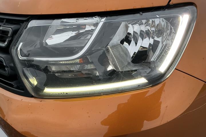 Gul Dacia Duster fra 2018