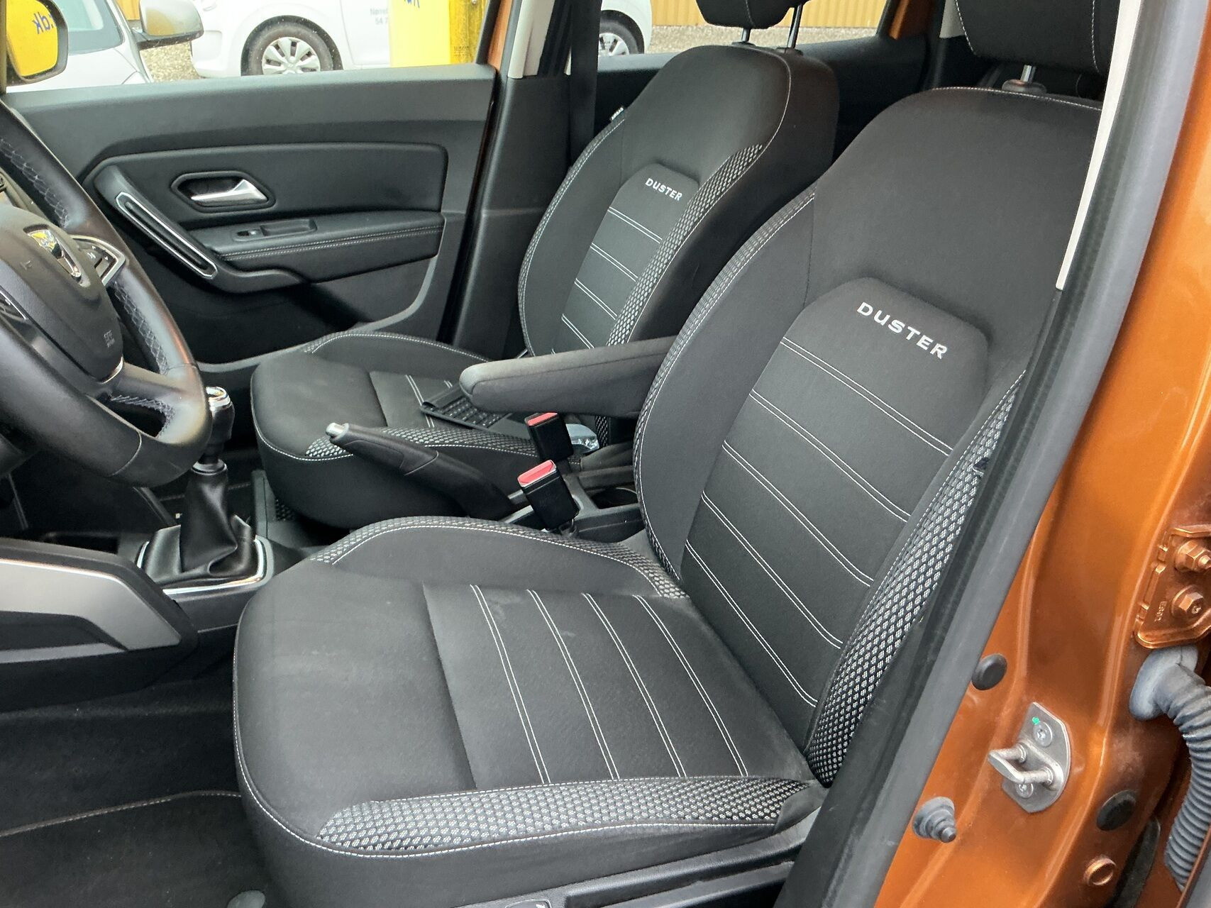 Gul Dacia Duster fra 2018