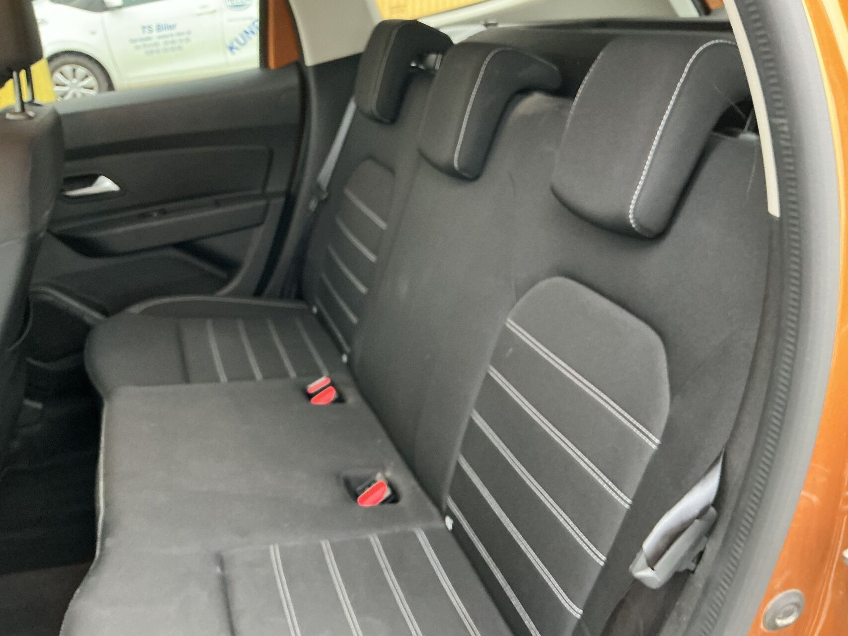 Gul Dacia Duster fra 2018