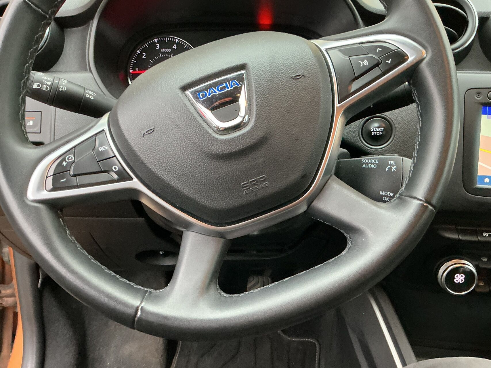 Gul Dacia Duster fra 2018
