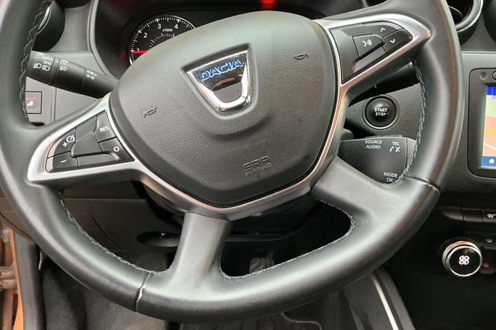 Gul Dacia Duster fra 2018