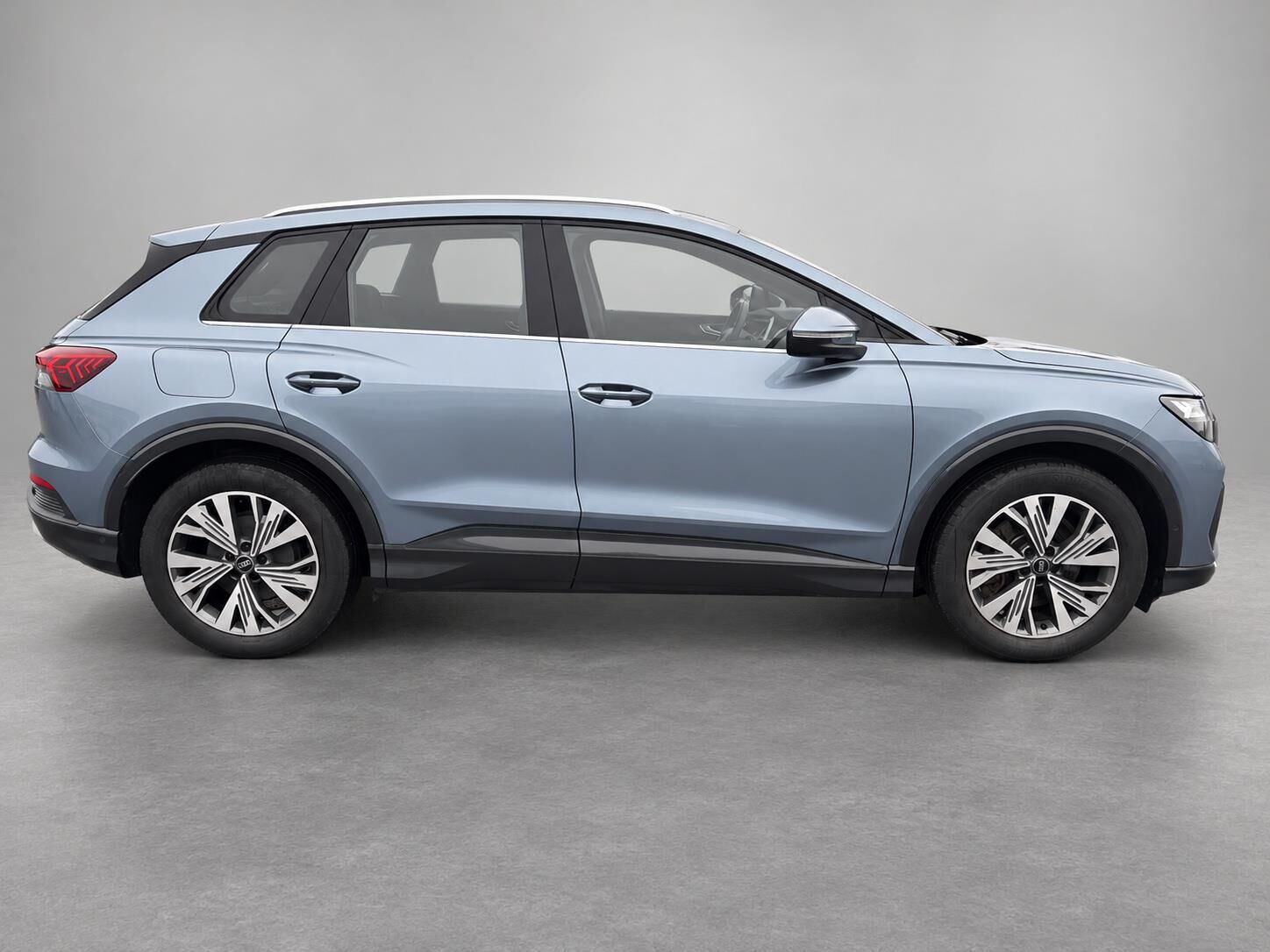 Blå Audi Q4 fra 2022