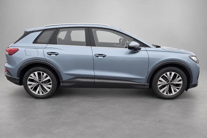 Blå Audi Q4 fra 2022