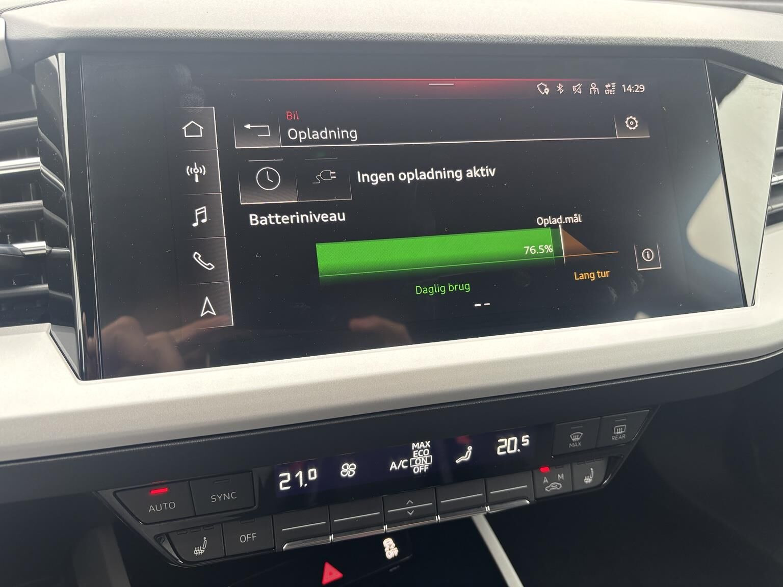 Blå Audi Q4 fra 2022