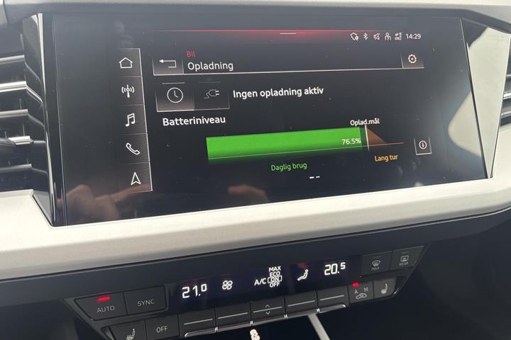 Blå Audi Q4 fra 2022