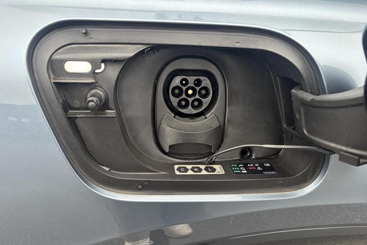 Blå Audi Q4 fra 2022