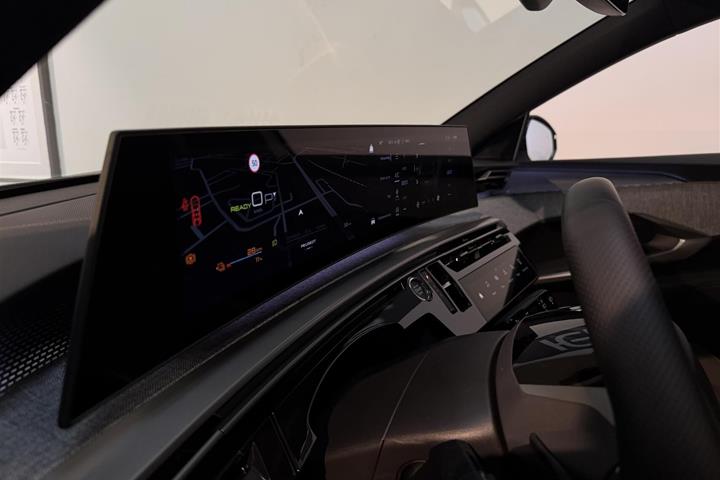 Hvid Peugeot e-5008 fra 2026