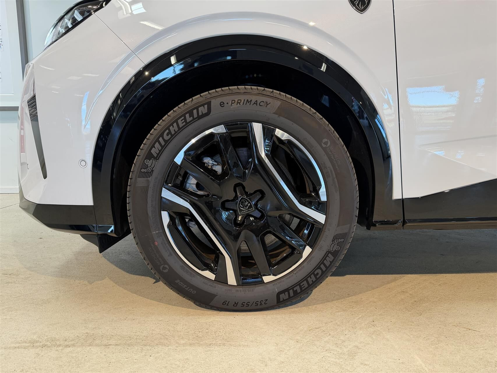 Hvid Peugeot e-5008 fra 2026