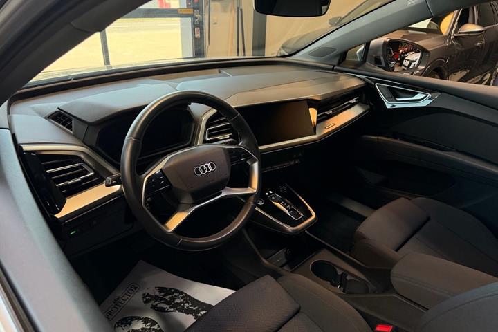 Grå Audi Q4 fra 2022
