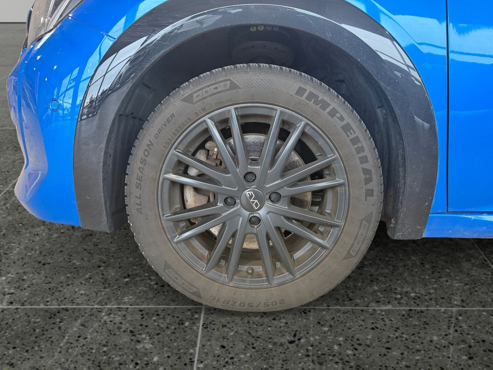 Blå Peugeot e-208 fra 2022
